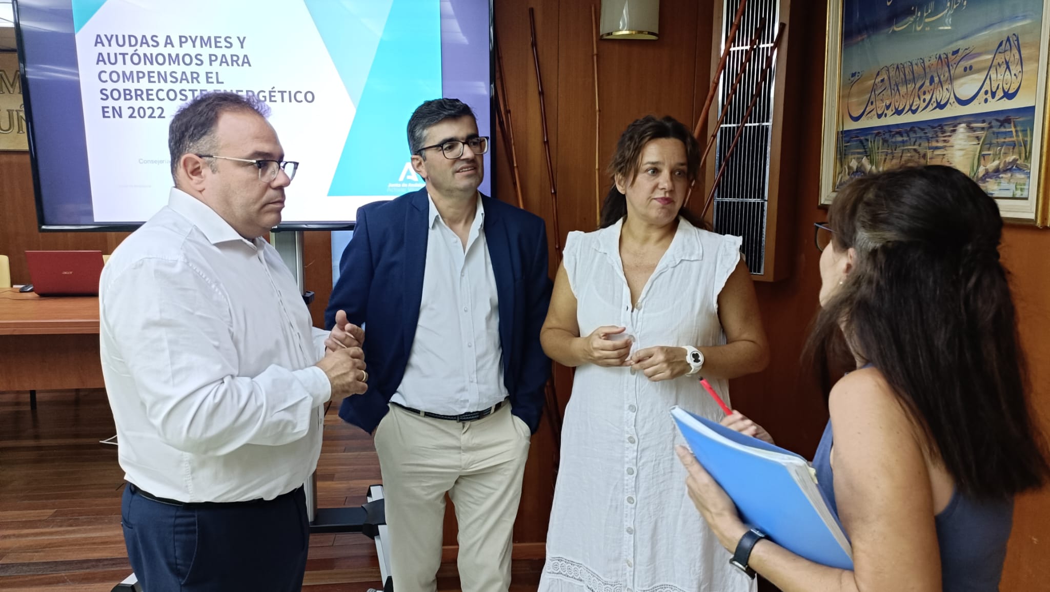 El delegado de Empleo y Economía de la Junta ha presentado también en Almuñécar las ayudas por el sobrecoste energético